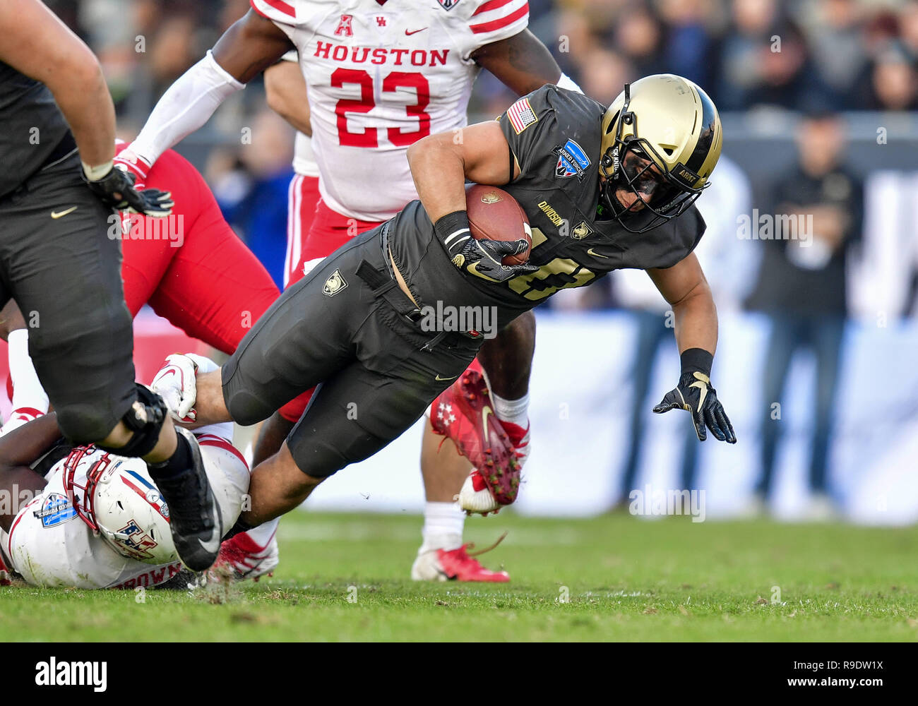 Fort Worth, Texas, USA. Dec 22, 2018. Les Black Knights de l'armée d'utiliser de nouveau Andy Davidson (40) porte le ballon d'un court-circuit pendant la Lockheed Martin Bol Forces armées entre Houston et Cougars Black Knights de l'Armée au stade Amon G. Carter et Fort Worth Texas.12/22/2018.Manny Flores/Cal Sport Media. Credit : Cal Sport Media/Alamy Live News Banque D'Images