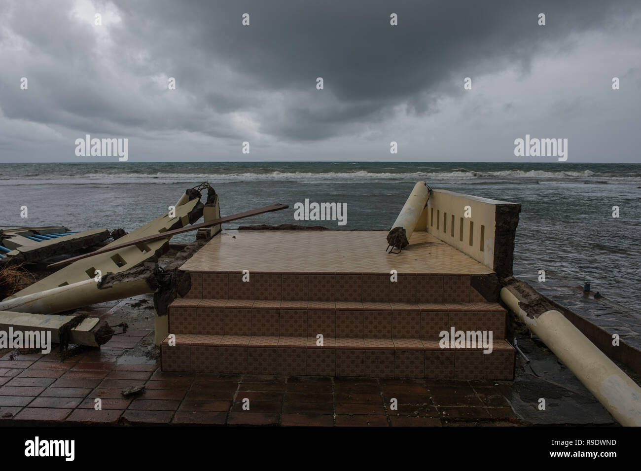 Pandeglang, Indonésie. Dec 23, 2018. Une villa est endommagé après un tsunami a frappé dans le détroit de Sunda Pandeglang, province de Banten, en Indonésie, le 23 décembre 2018. Le total des victimes d'un tsunami provoqué par l'éruption du volcan Krakatau Enfant a augmenté à 168 personnes dans les régions côtières du détroit de la sonde de l'ouest de l'Indonésie, la fonctionnaire de l'agence dit ici le dimanche. La catastrophe a tué au moins 168 personnes, en ont blessé au moins 745, et s'est effondré un total de 430 maisons et neuf hôtels, et a causé des dommages à des dizaines de navires. Sanovri Crédit : Veri/Xinhua/Alamy Live News Banque D'Images