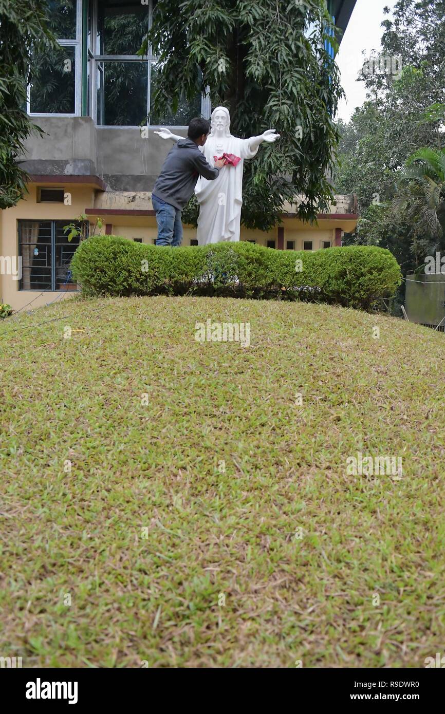 Agartala, Tripura, Inde. Dec 19, 2018. Les travailleurs d'un vu de nettoyage et de lavage d'une statue de Jésus Christ dans une église à l'avance x Masse du jour (le jour de naissance de Jésus Christ) à Agartala, capitale de l'Etat de Tripura Norteastern, Inde. Credit : Saha Abishai SOPA/Images/ZUMA/Alamy Fil Live News Banque D'Images