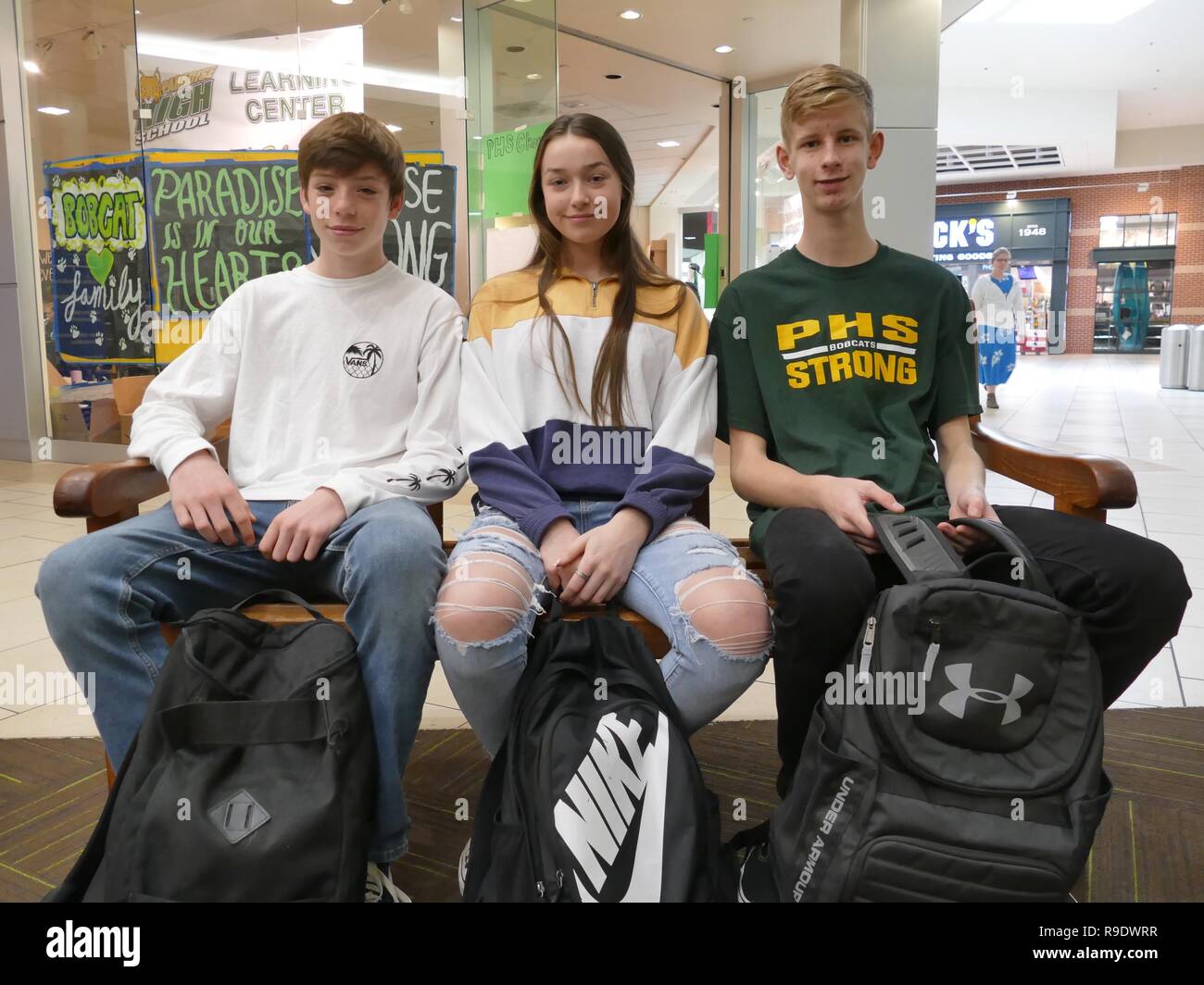 Chico, États-Unis. Dec 19, 2018. Evan (Mccutchion l-r, toutes les 14), Macy Hines et Owen Allsupdrei, étudiants au Paradise High School, s'asseoir en face d'un ancien magasin dans un centre d'apprentissage improvisé où ils sont enseignés au Paradis après le feu de camp. (Dpa 'traverse, cendres et de l'espoir - Paradise n'abandonne pas Feuerinferno' après du 23.12.2018) Crédit : Barbara Munker/dpa/Alamy Live News Banque D'Images