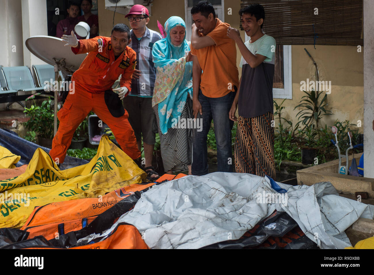 (181223) -- PANDEGLANG, 23 décembre 2018 (Xinhua) -- les gens réagissent après ils ont trouvé des parents parmi les bodybags de victimes du tsunami qui a frappé Sunda Stait Carita au centre de santé, Pandeglang, province de Banten, en Indonésie, le 23 décembre 2018. Le total des victimes d'un tsunami provoqué par l'éruption du volcan Krakatau Enfant a augmenté à 168 personnes dans les régions côtières du détroit de la sonde de l'ouest de l'Indonésie, la fonctionnaire de l'agence dit ici le dimanche. La catastrophe a tué au moins 168 personnes, en ont blessé au moins 745, et s'est effondré un total de 430 maisons et neuf hôtels, et causé des dommages-intérêts à sc Banque D'Images