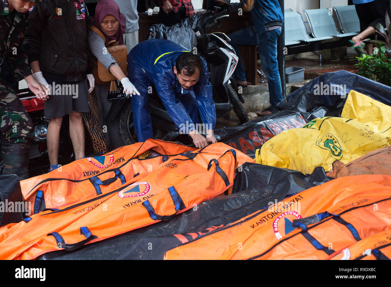 (181223) -- PANDEGLANG, 23 décembre 2018 (Xinhua) -- la recherche de personnes pour les membres de la famille parmi les bodybags de victimes du tsunami qui a frappé Sunda Stait Carita au centre de santé, Pandeglang, province de Banten, en Indonésie, le 23 décembre 2018. Le total des victimes d'un tsunami provoqué par l'éruption du volcan Krakatau Enfant a augmenté à 168 personnes dans les régions côtières du détroit de la sonde de l'ouest de l'Indonésie, la fonctionnaire de l'agence dit ici le dimanche. La catastrophe a tué au moins 168 personnes, en ont blessé au moins 745, et s'est effondré un total de 430 maisons et neuf hôtels, et a causé des dommages à des dizaines de Banque D'Images