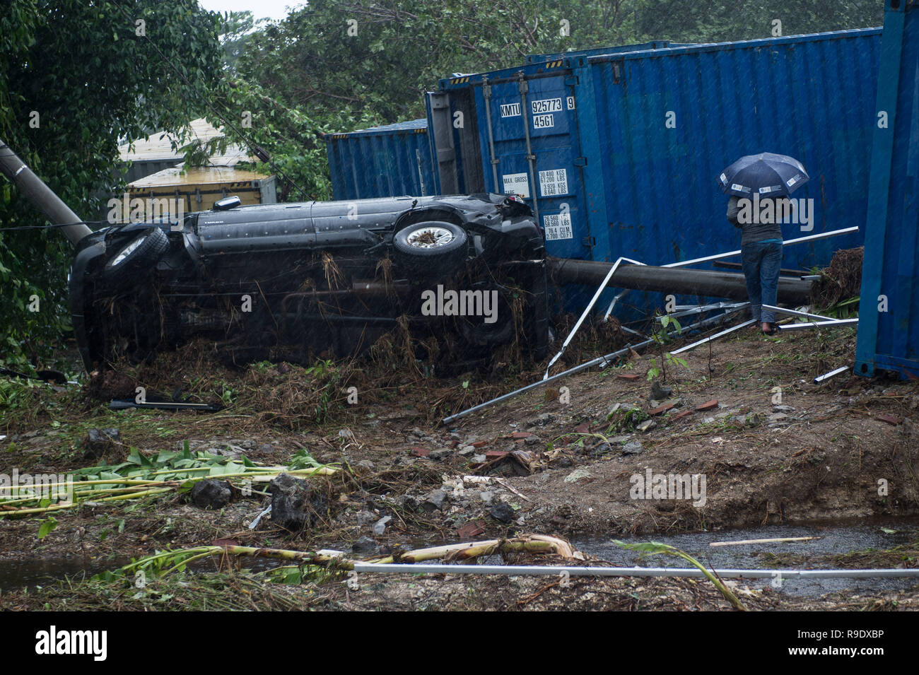 Pandeglang, Indonésie. Dec 23, 2018. Une voiture est endommagée par un tsunami qui a frappé dans le détroit de Sunda Pandeglang, province de Banten, en Indonésie, le 23 décembre 2018. Le total des victimes d'un tsunami provoqué par l'éruption du volcan Krakatau Enfant a augmenté à 168 personnes dans les régions côtières du détroit de la sonde de l'ouest de l'Indonésie, la fonctionnaire de l'agence dit ici le dimanche. La catastrophe a tué au moins 168 personnes, en ont blessé au moins 745, et s'est effondré un total de 430 maisons et neuf hôtels, et a causé des dommages à des dizaines de navires. Sanovri Crédit : Veri/Xinhua/Alamy Live News Banque D'Images