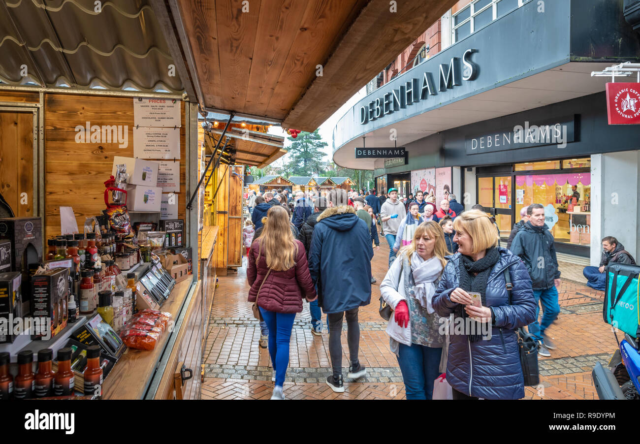 Bournemouth, Royaume-Uni. 23 décembre 2018. Les consommateurs sont en ville à un village de Noël pour l'achat de cadeaux de Noël de dernière minute de Bournemouth. Crédit : Thomas Faull/Alamy Live News Banque D'Images