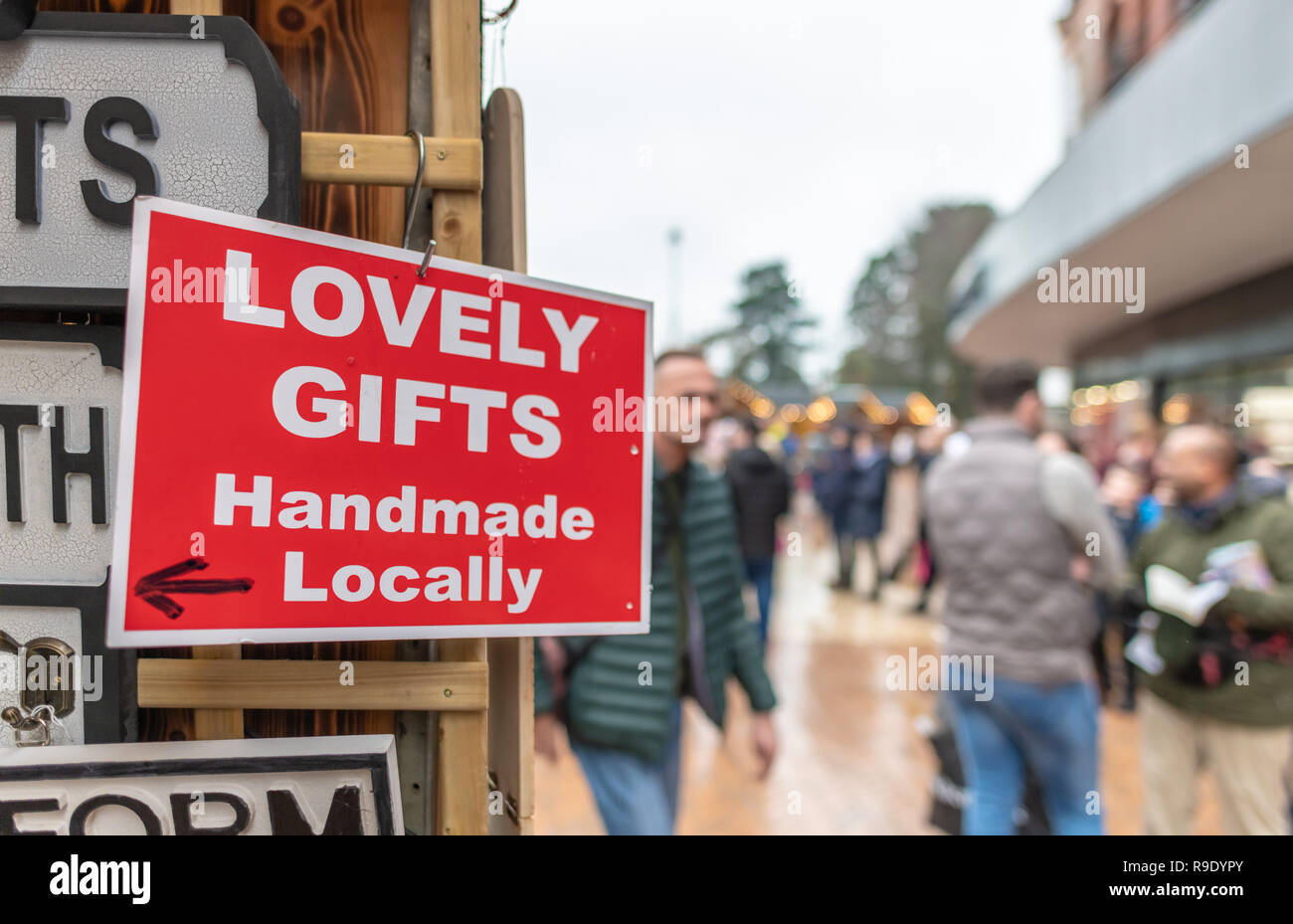 Bournemouth, Royaume-Uni. 23 décembre 2018. Les consommateurs sont en ville à un village de Noël pour l'achat de cadeaux de Noël de dernière minute de Bournemouth. Crédit : Thomas Faull/Alamy Live News Banque D'Images