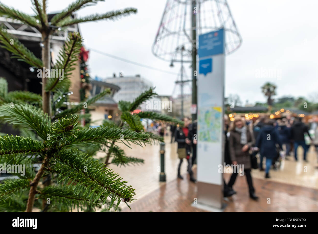 Bournemouth, Royaume-Uni. 23 décembre 2018. Les consommateurs sont en ville à un village de Noël pour l'achat de cadeaux de Noël de dernière minute de Bournemouth. Crédit : Thomas Faull/Alamy Live News Banque D'Images