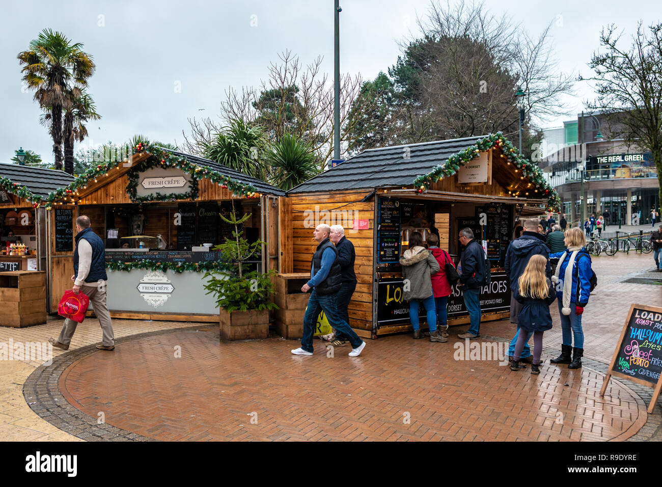 Bournemouth, Royaume-Uni. 23 décembre 2018. Les consommateurs sont en ville à un village de Noël pour l'achat de cadeaux de Noël de dernière minute de Bournemouth. Crédit : Thomas Faull/Alamy Live News Banque D'Images