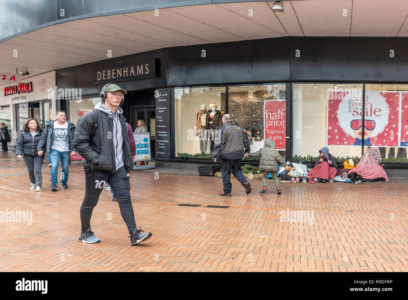 Bournemouth, Royaume-Uni. 23 décembre 2018. Shoppers devant une personne sans-abri dans la rue, dans le centre de Bournemouth. Crédit : Thomas Faull/Alamy Live News Banque D'Images