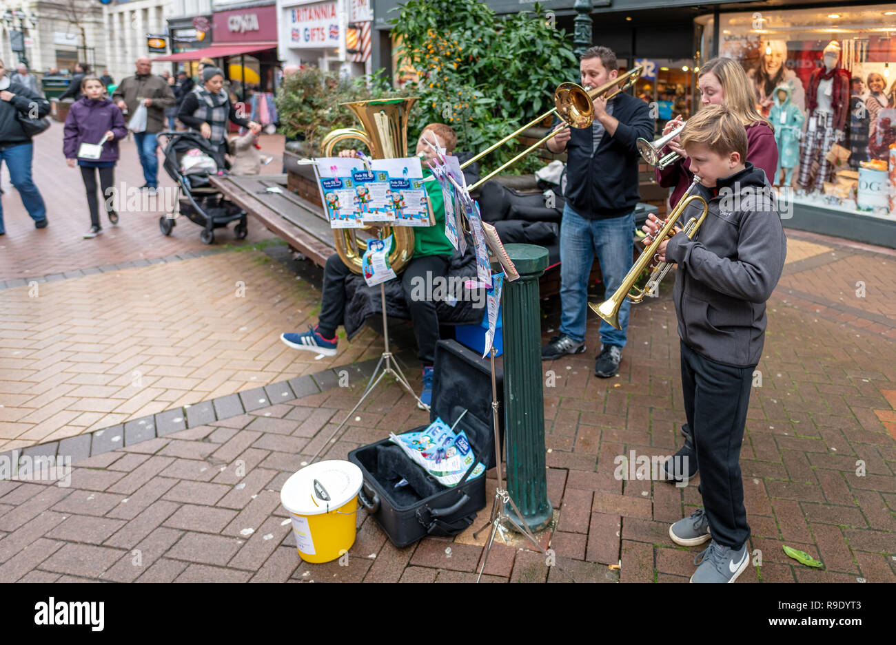 Bournemouth, Royaume-Uni. 23 décembre 2018. Un jeu de la famille des cuivres dans le centre-ville de Bournemouth avant Noël pour la charité. Crédit : Thomas Faull/Alamy Live News Banque D'Images