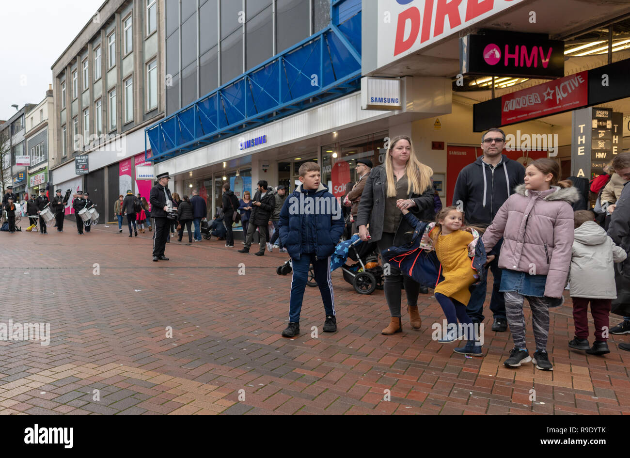 Bournemouth, Royaume-Uni. 23 décembre 2018. Clients dans le centre de Bournemouth pour les achats de Noël de dernière minute. Crédit : Thomas Faull/Alamy Live News Banque D'Images