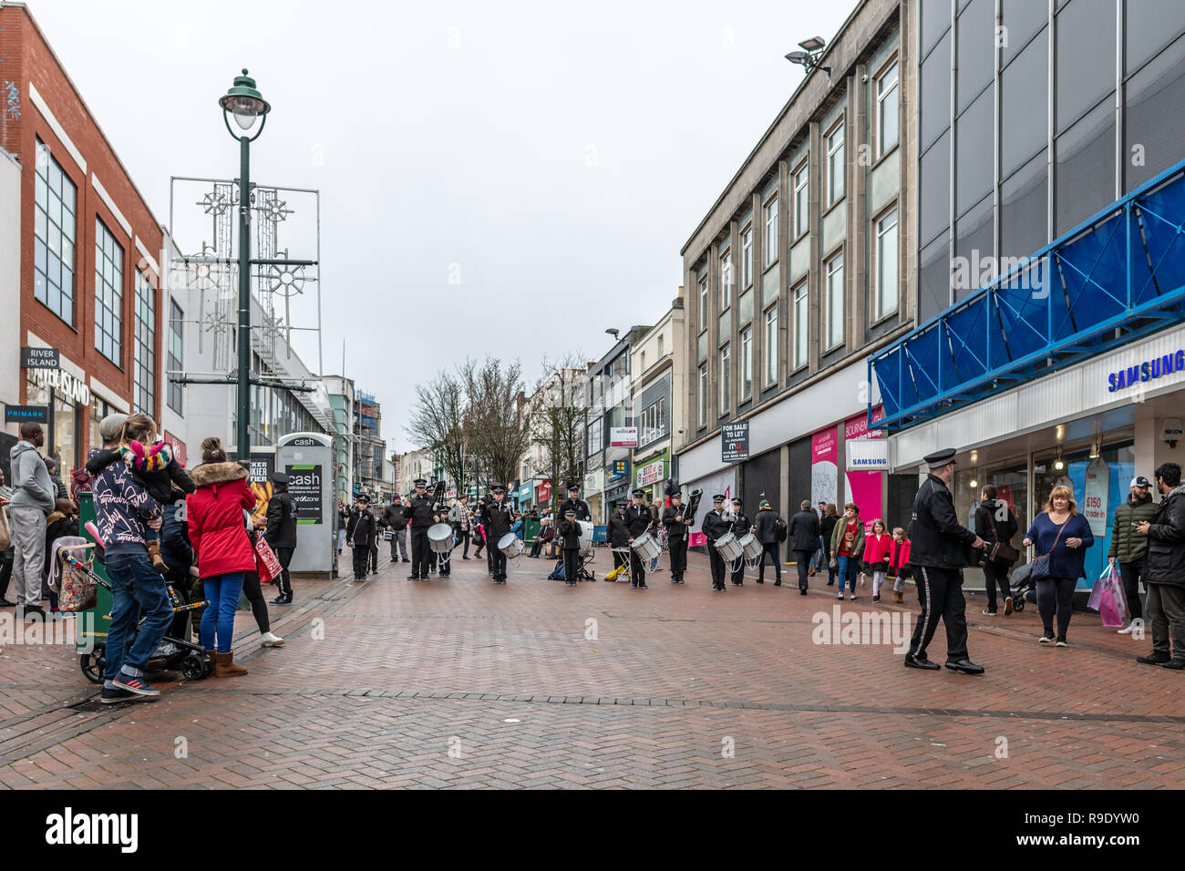 Bournemouth, Royaume-Uni. 23 décembre 2018. Un groupe des chants de Noël aux acheteurs dans le centre-ville en décembre à Bournemouth. Crédit : Thomas Faull/Alamy Live News Banque D'Images