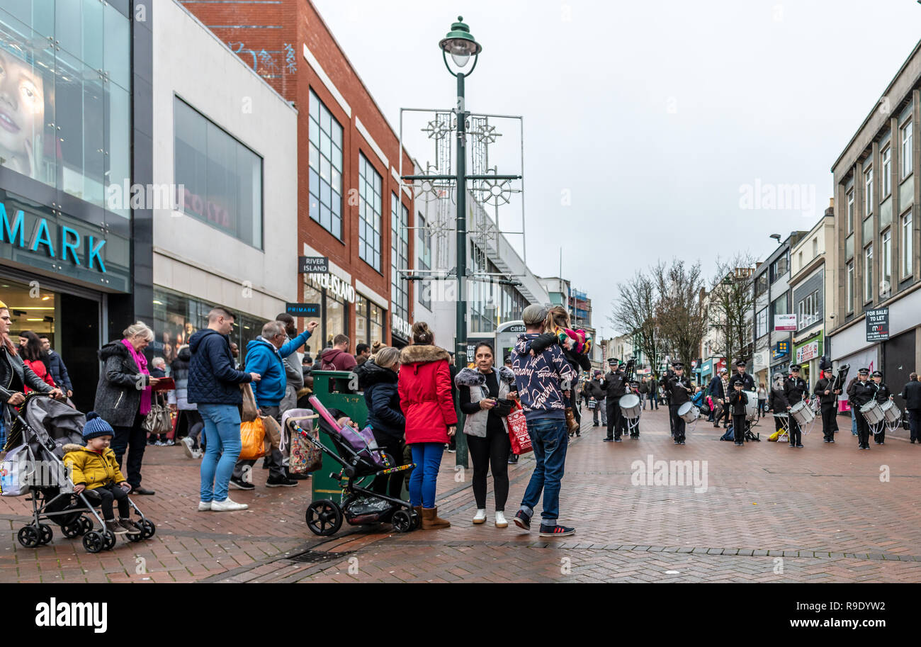 Bournemouth, Royaume-Uni. 23 décembre 2018. Un groupe des chants de Noël aux acheteurs dans le centre-ville en décembre à Bournemouth. Crédit : Thomas Faull/Alamy Live News Banque D'Images