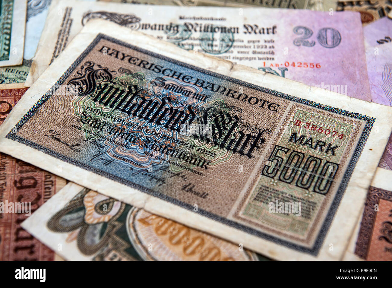 Rottweil, Allemagne. Dec 23, 2018. ILLUSTRATION - Un billet de reichsmark à la valeur de cinq mille marks de la banque centrale bavaroise se trouve sur une pile reichsmark. De 1924 à 1948, le Reichsmark était la monnaie officielle dans le Reich allemand. Credit : Silas Stein/dpa/Alamy Live News Banque D'Images