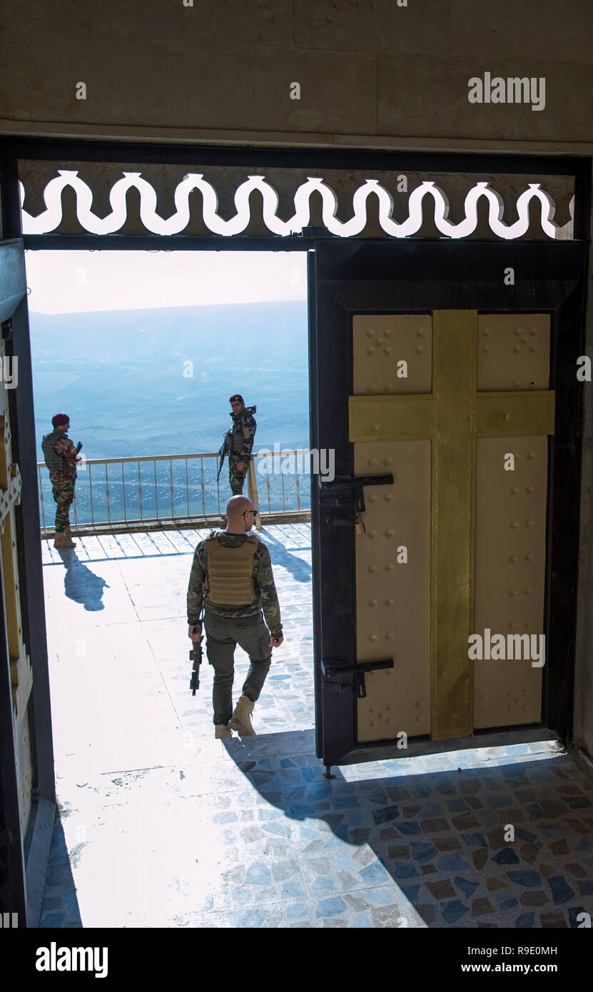 19 décembre 2018, l'Irak, Mossoul : les forces de sécurité kurdes et Peschmerga fighters protéger le monastère de Mor Mattai, monastère de Saint Matthieu, sur la montagne près de Alfaf Dschabal Bartella et Mossoul dans le nord de l'Iraq. Mor Mattai monastère est l'un des plus anciens monastères chrétiens existant dans le monde. Fondée en 363, le monastère est actuellement tenu par l'Église orthodoxe syrienne. Depuis le début de la crise irakienne en 2014, l'État islamique (EST) a menacé le monastère. À seulement quelques kilomètres du monastère s'est la ligne de front, qui a eu lieu contre l'est kurde par Peschmerg Banque D'Images