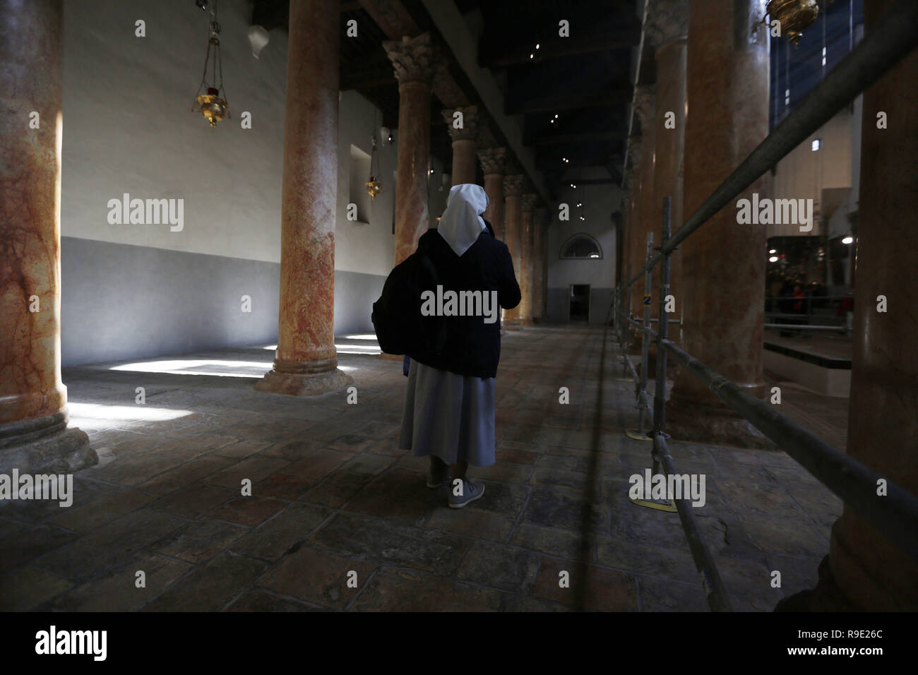 Bethléem, Cisjordanie, territoire palestinien. Dec 23, 2018. Pèlerins chrétiens à pied à l'intérieur de l'église de la Nativité à la Cisjordanie biblique ville de Bethléem un chef de la célébration de Noël le 23 décembre 2018 : Crédit Hashlamoun Wisam APA/Images/ZUMA/Alamy Fil Live News Banque D'Images