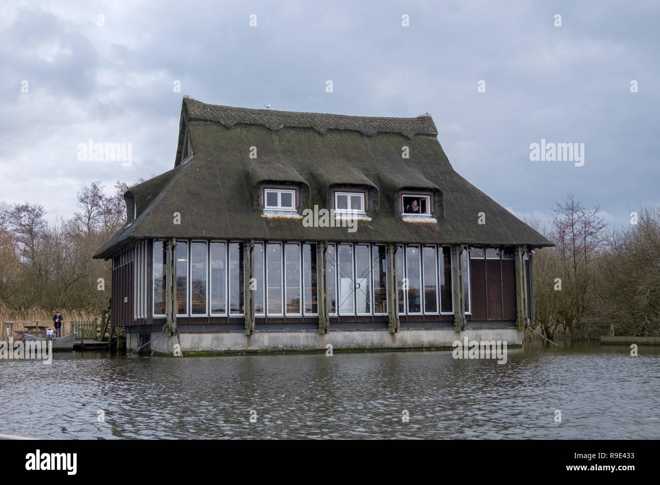 Norfolk, Angleterre, 3 avril 2018 : Le point de vue de l'eau de la Norfolk Wildlife Trust visitor centre flottant sur Ranworth large, une réserve naturelle Banque D'Images