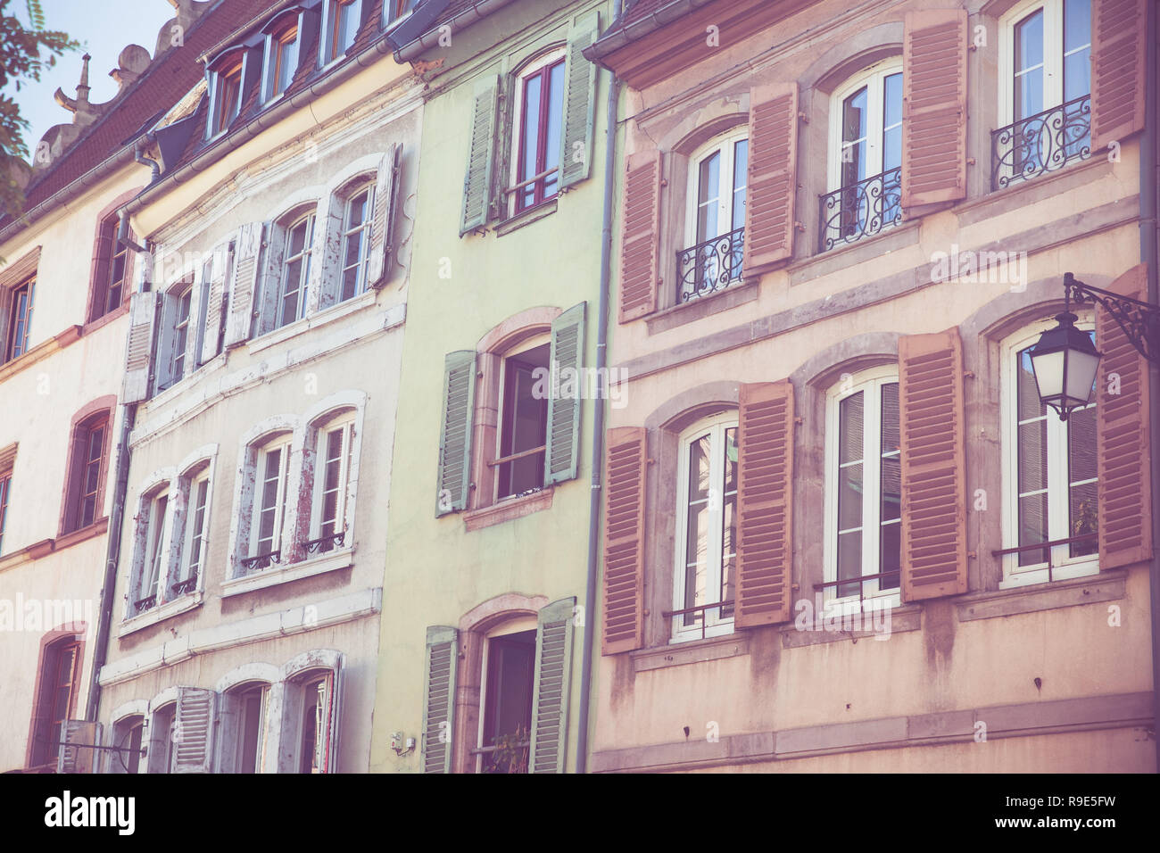 Rangée de bâtiments colorés avec des fenêtres et volets à Strasbourg, France Banque D'Images