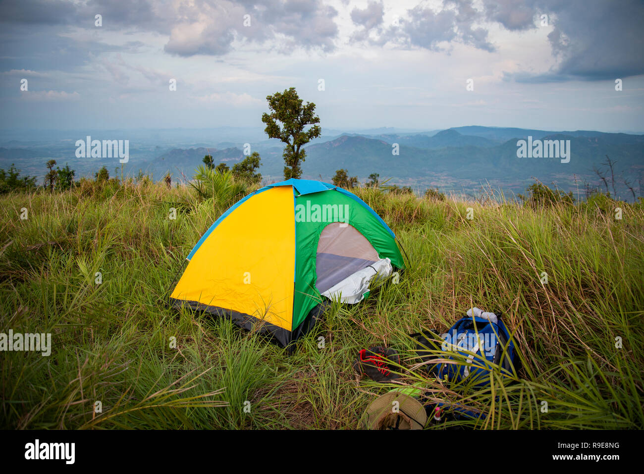 Les zones sur sunset hill tente / Randonnées colorées tente de camping sur  terrain vert gazon et d'emballage sac à dos sur le paysage de montagne -  salon camping Tentes yell Photo