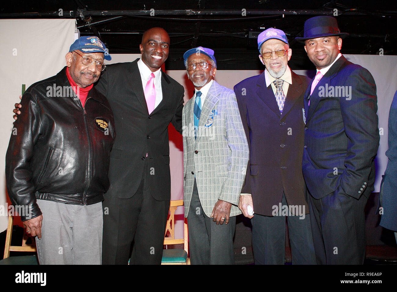 NEW YORK - 15 février : Demetrius acteur Grosse et David Wendell présentent sur scène avec des aviateurs à Tuskegee la soirée d'ouverture de 'Black Angels' à Tuskegee sur Luc's Theatre le 15 février 2010 à New York. (Photo par Steve Mack/S.D. Mack Photos) Banque D'Images