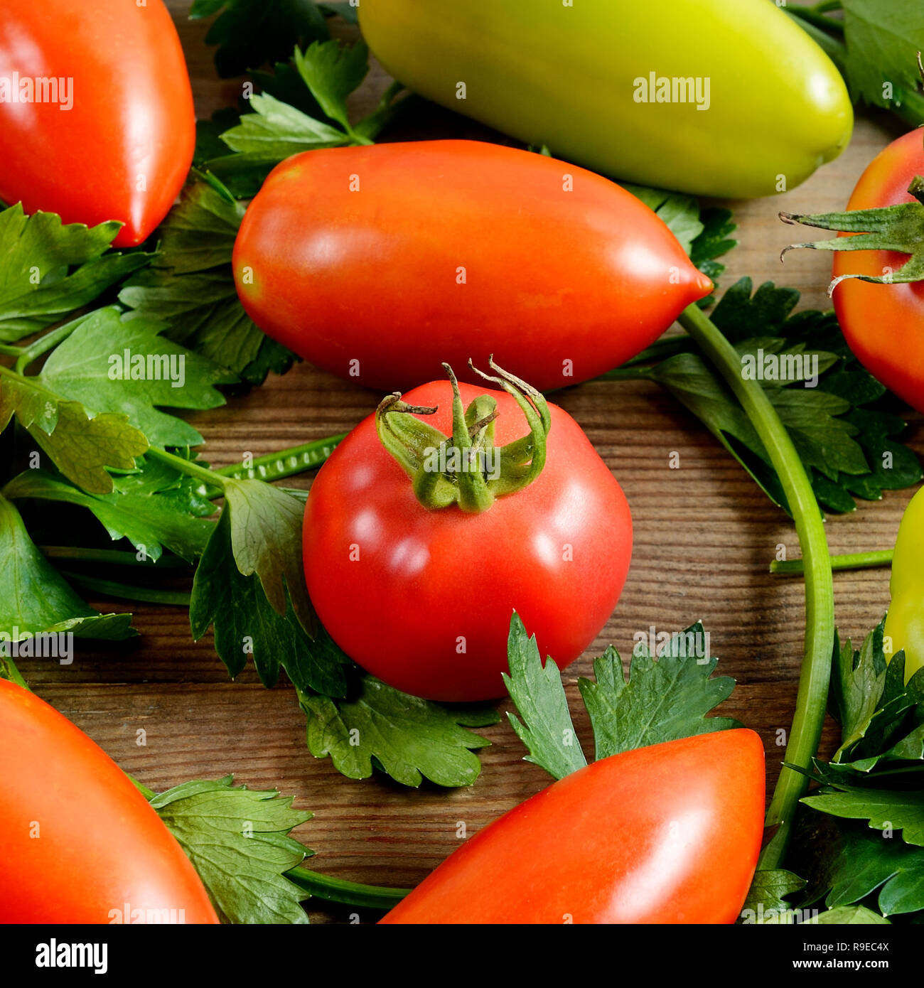 Fond d'aliments sains. Les tomates et le céleri sur fond de bois. Banque D'Images