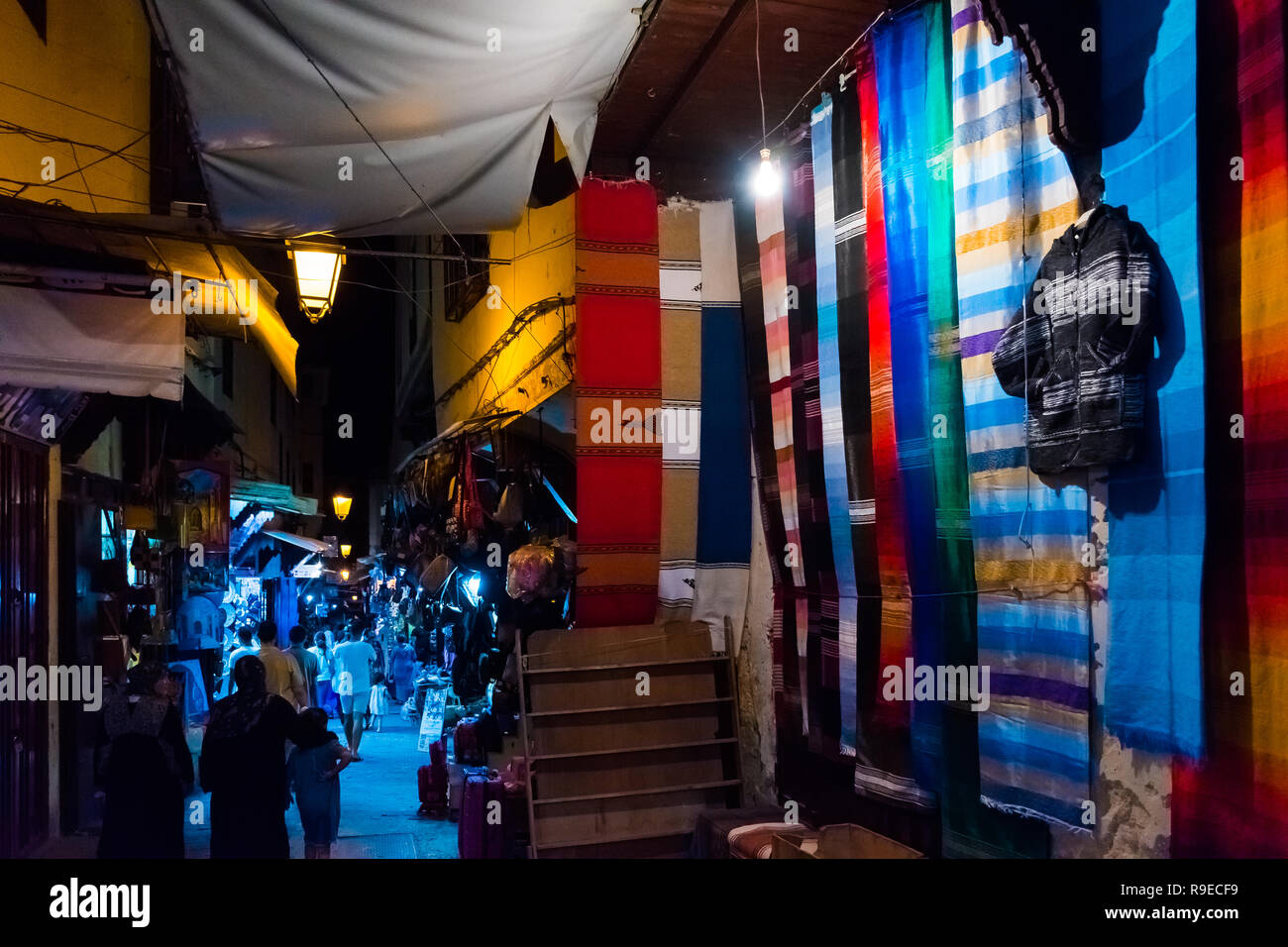 Magasin d'artisanat coloré avec des tapis et des tapis sur un marché marocain traditionnel dans la médina de Fès, Maroc, Afrique Banque D'Images