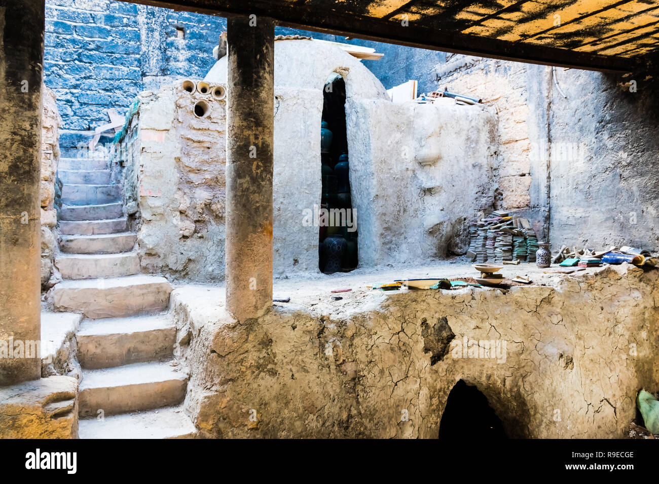 Une poterie marocaine maker crée la céramique dans un atelier dans la vieille médina de Fès, Maroc, Afrique Banque D'Images