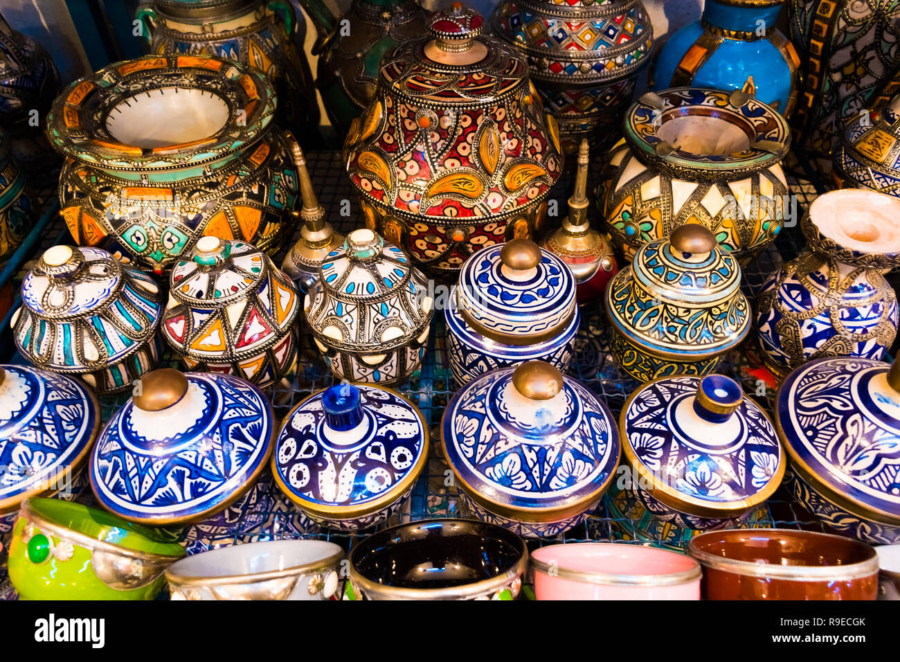 Une poterie marocaine maker crée la céramique dans un atelier dans la vieille médina de Fès, Maroc, Afrique Banque D'Images