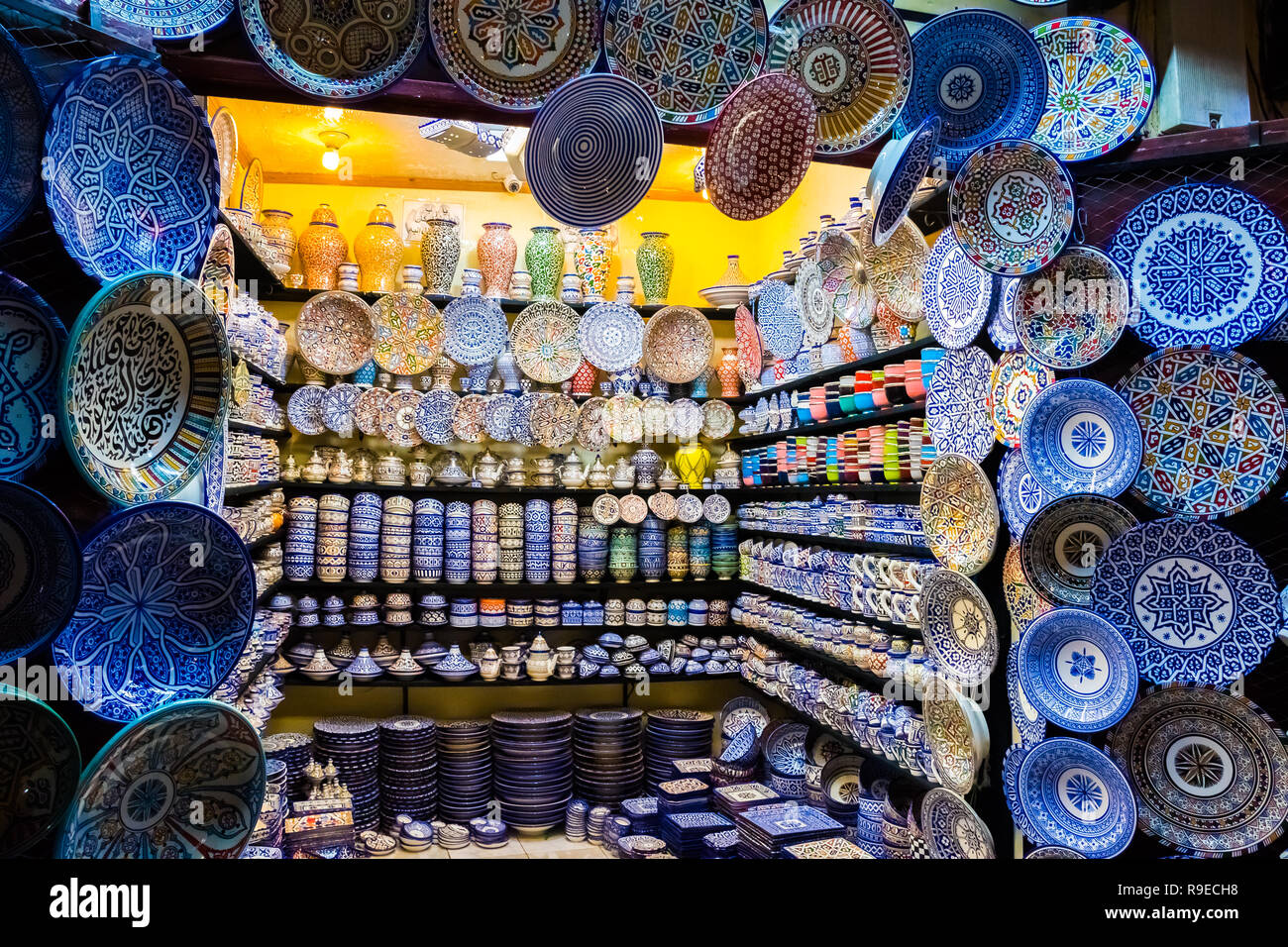 Magasin d'artisanat coloré avec la céramique d'art sur un marché marocain traditionnel dans la médina de Fès, Maroc, Afrique Banque D'Images