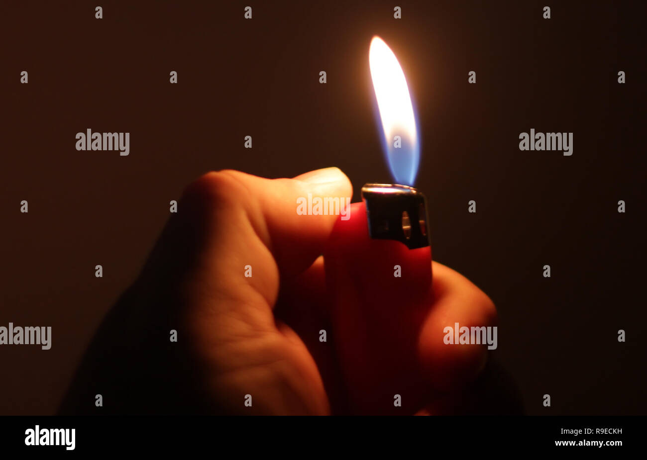 À partir de la flamme d'un briquet Banque D'Images