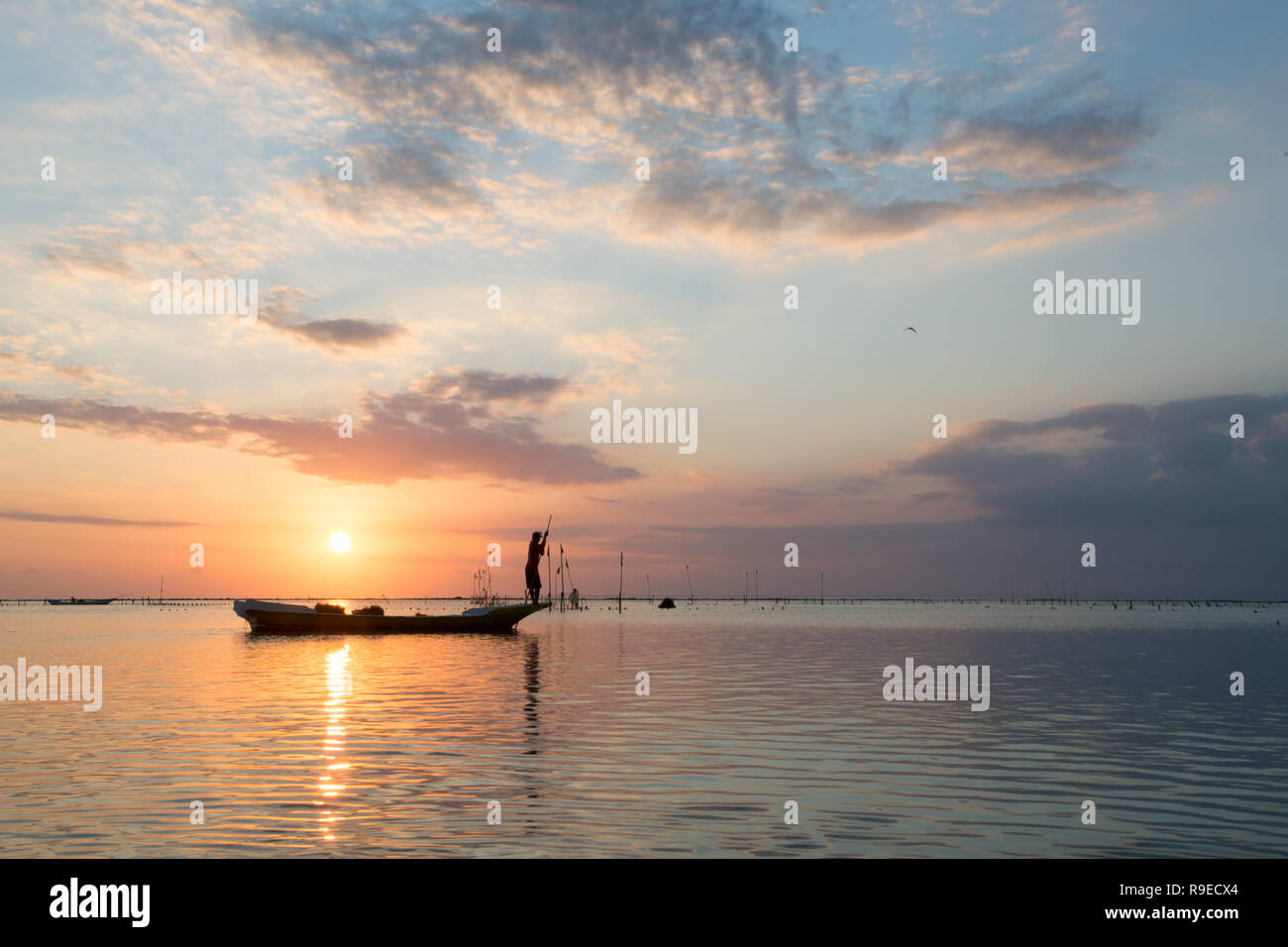 Coucher du soleil sur la mer de l'île de Nusa Lembongan, l'Indonésie Banque D'Images