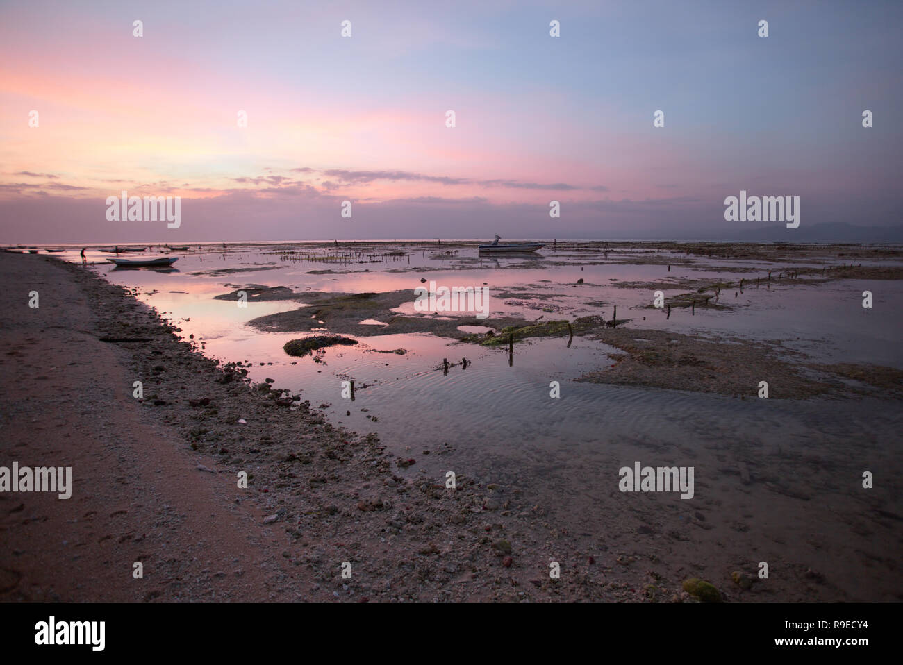 Coucher du soleil sur la mer de l'île de Nusa Lembongan, l'Indonésie Banque D'Images