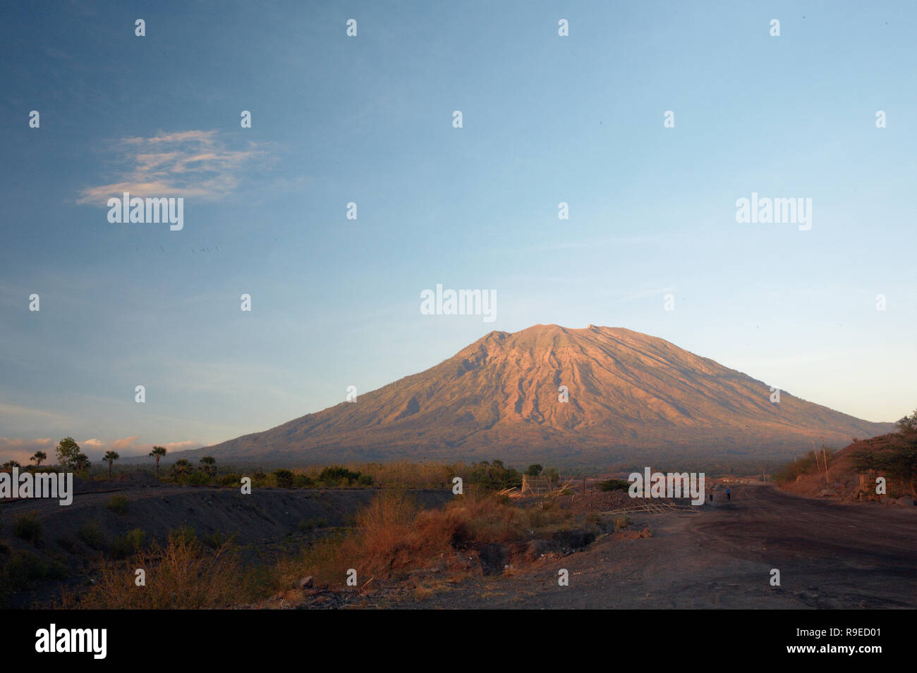 Vue sur le volcan Agung de l'île de Bali, en Indonésie avant l'éruption Banque D'Images