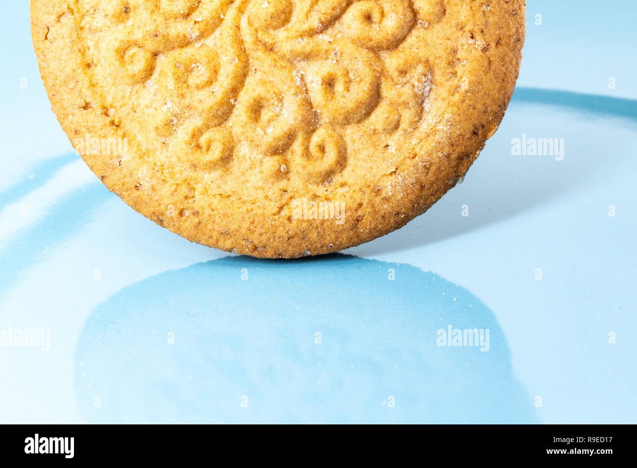 Gingerbread sur plaque bleue. Biscuit en forme ronde avec motif. Banque D'Images