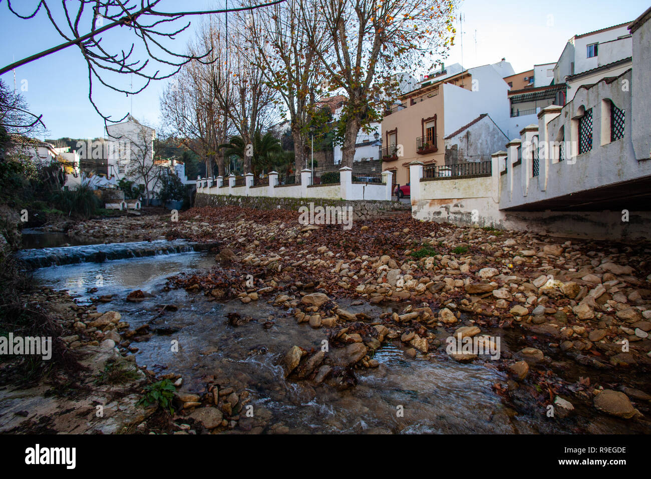 Rivière à travers Arriate Banque D'Images