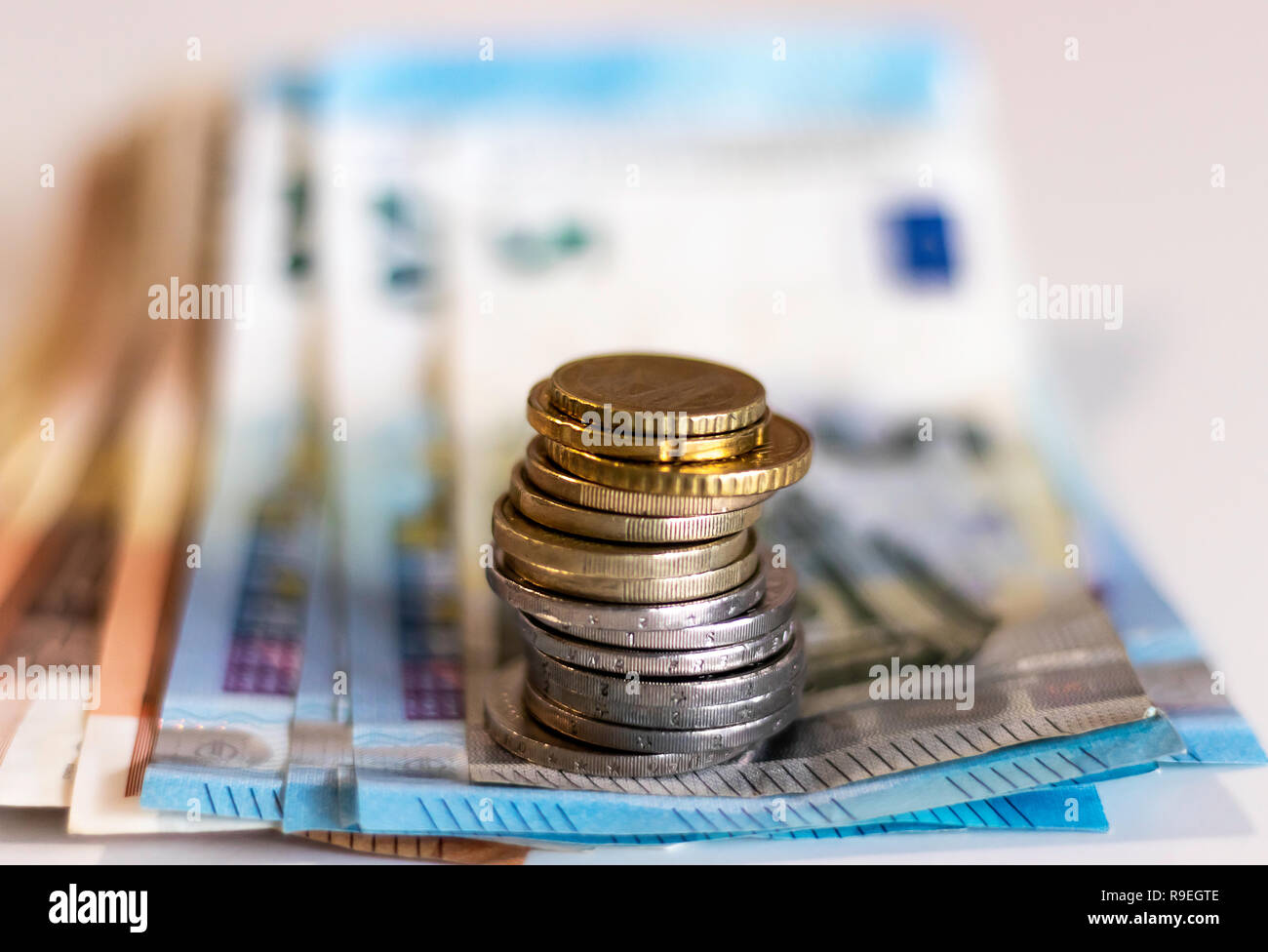 Close up des billets en euros et centimes d'euro et de pièces sur un fond blanc. L'argent, concept d'entreprise. Banque D'Images