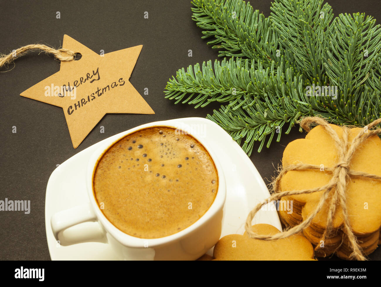Tasse de café avec du lait et des biscuits au gingembre crema, thème de Noël Banque D'Images
