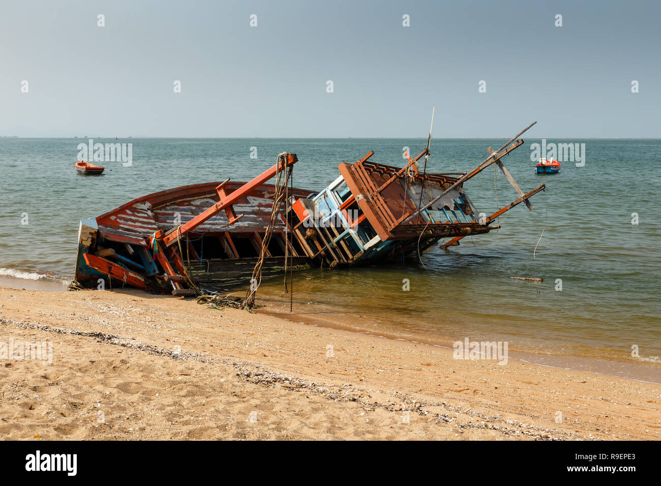 Bateau de pêche est écrasé sur le côté Banque D'Images