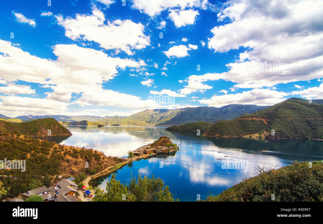 Vue paysage de Lugu Lake. Situé dans la partie nord-ouest de la plateau du Yunnan, le lac est aussi appelé le "lac' par des gens Mosuo. Banque D'Images