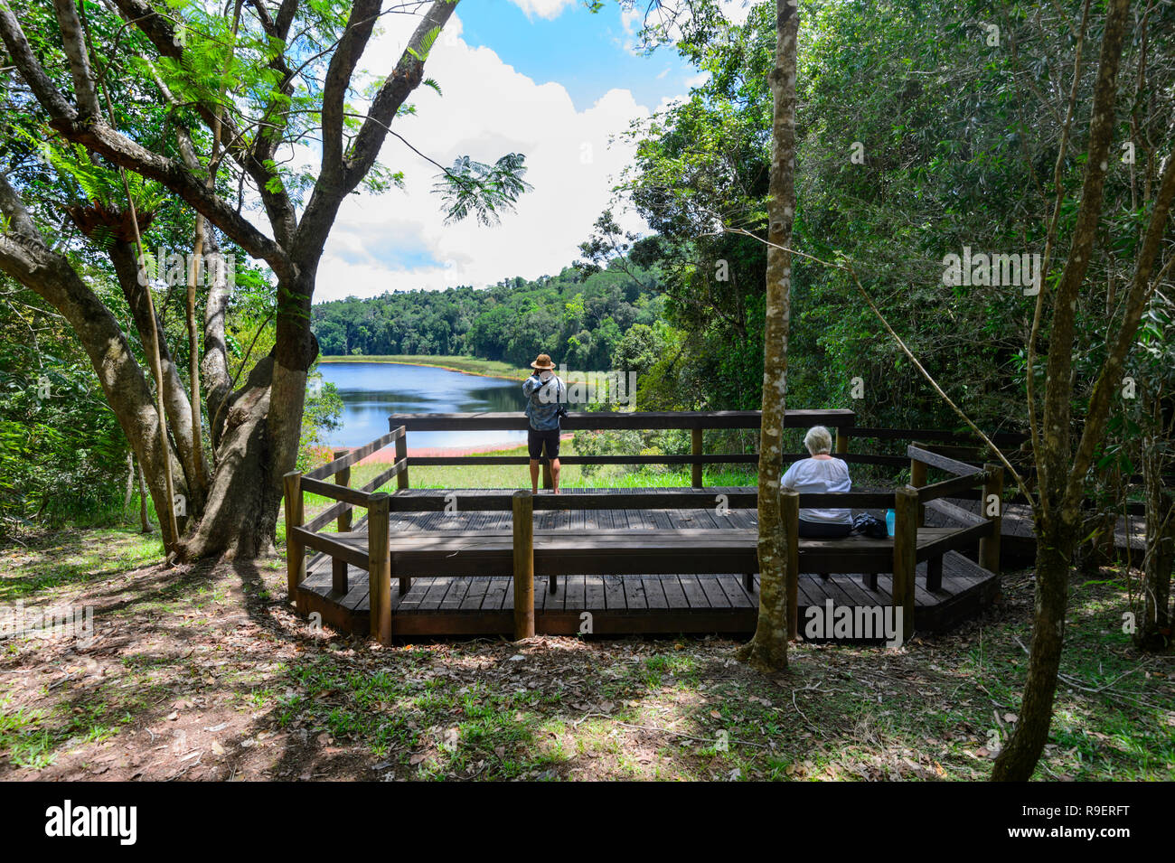 Les touristes sur une plate-forme d'observation au lac Euramoo, un lac de cratère, Atherton Tableland, Far North Queensland, Queensland, Australie, FNQ Banque D'Images