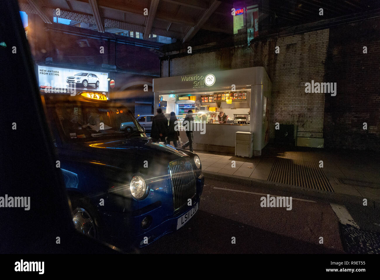 Voir de taxi sous pont de chemin de fer dans le noir Banque D'Images