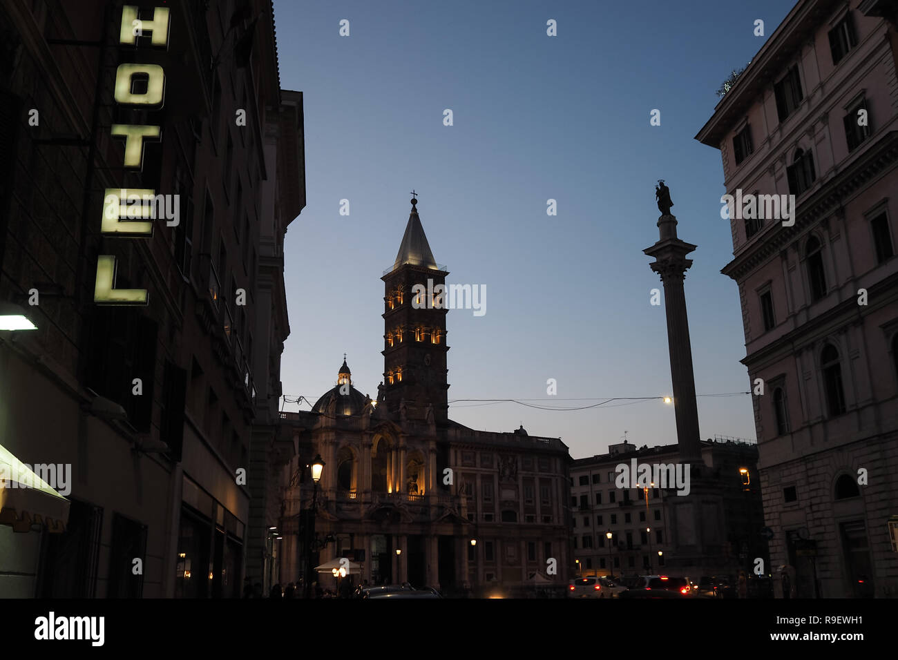 Piazza di Santa Maria Maggiore à Rome, en Italie, au crépuscule Banque D'Images