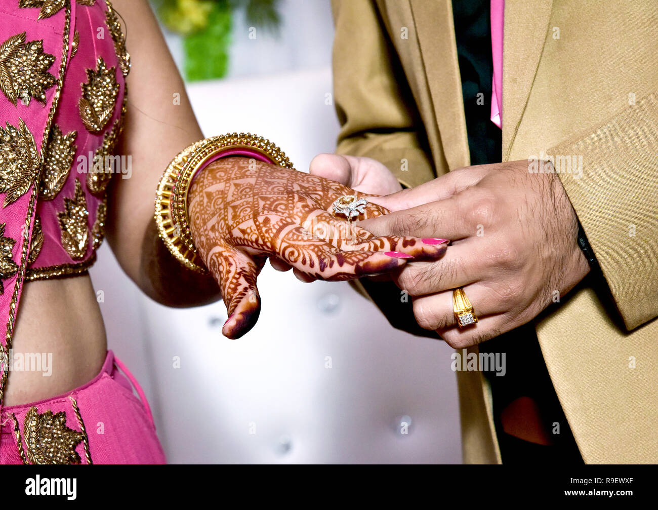Close up on part d'un homme mis sur une bague de fiançailles au doigt de la mariée Banque D'Images