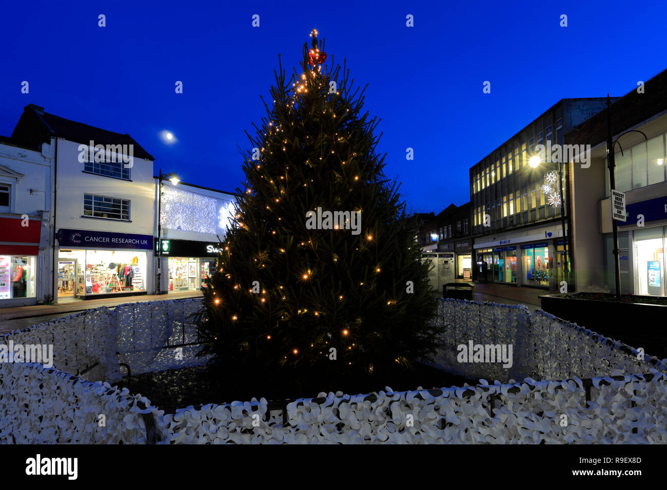 Lumières de Noël dans le centre-ville de Spalding ; comté de Lincolnshire, Angleterre, Royaume-Uni Banque D'Images