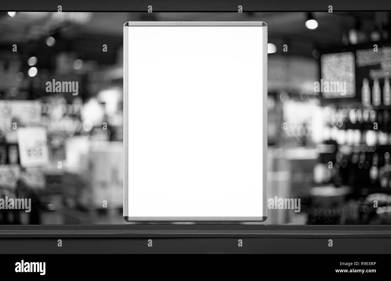 Comité de la publicité vide en vitrine des magasins des alcools Banque D'Images