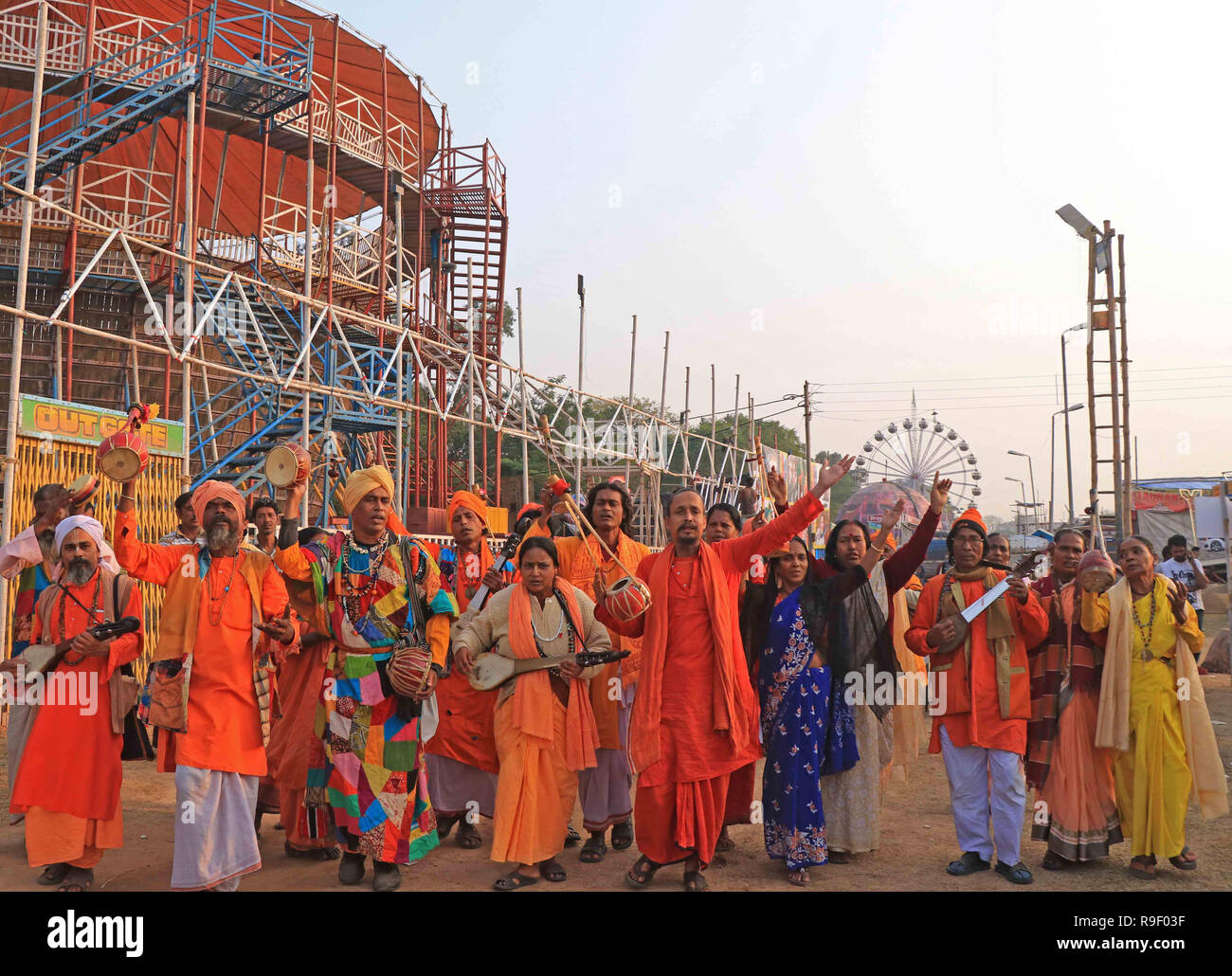 Bolpur, Inde. Dec 22, 2018. Artistes folk du Bengale Rural, noyer et spécialement Fakirs recueillir et chanter des chansons, ils viennent de participer à la 124e Santiniketan Poush Mela du 23 Dec au 28 Dec, 2018. La foire est tenue avec les initiations dans Bramhmo la religion & foundation jour de "Brahmacharya Ashrama". Différents programmes culturels organisés sur six jours de foire. Attraction principale de la foire est artistes folk rurale du Bengale. Credit : Subhashis Basu/Pacific Press/Alamy Live News Banque D'Images