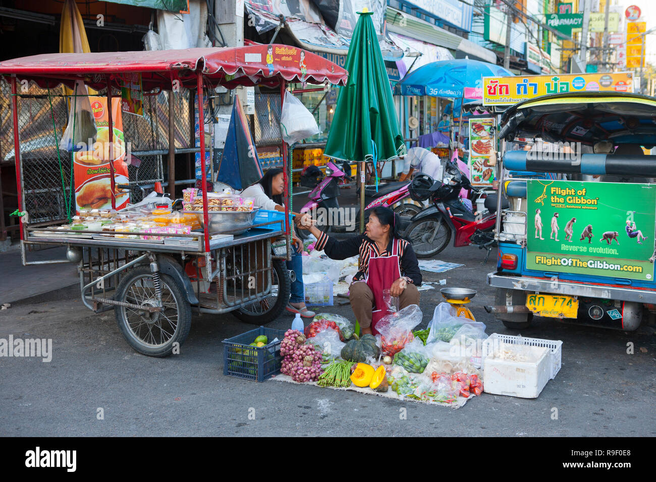 Les commerçants du marché, Mun Mueang Road, Chiang Mai, Thaïlande Banque D'Images