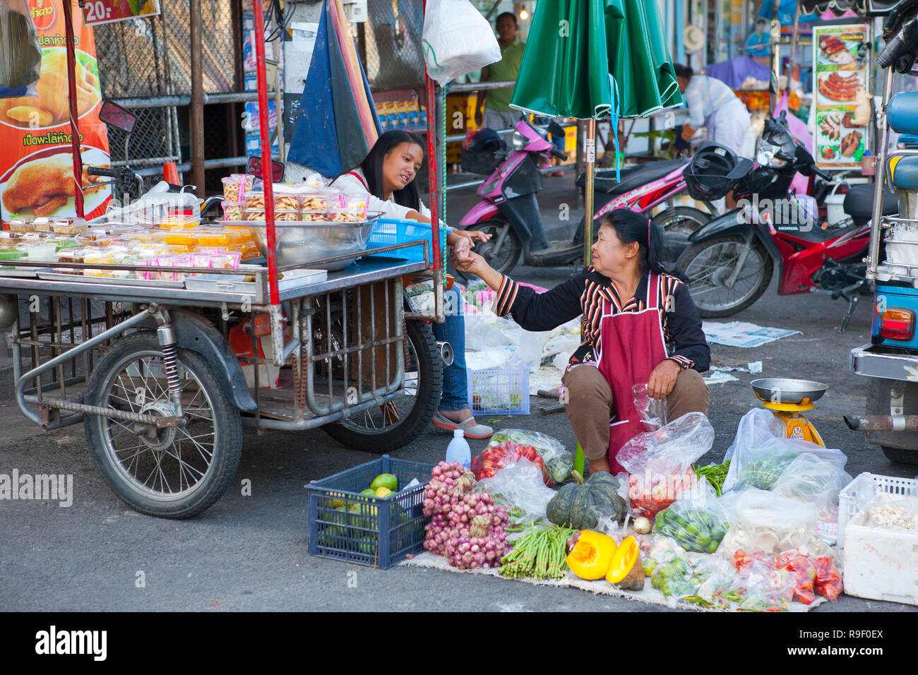 Les commerçants du marché, Mun Mueang Road, Chiang Mai, Thaïlande Banque D'Images