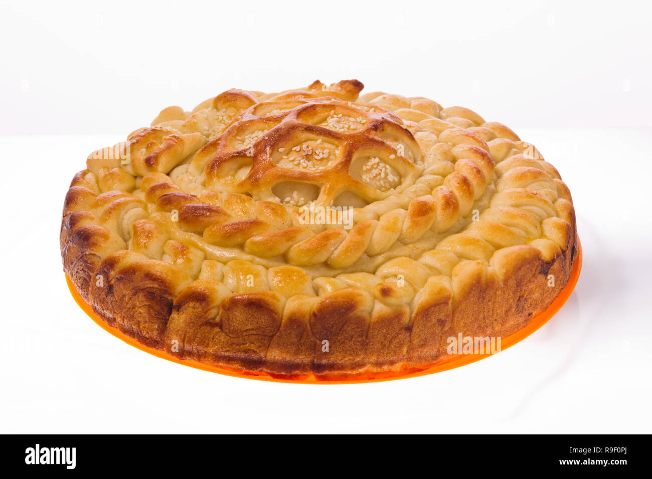 Miche de pain de blé sur fond blanc, éclairage studio Banque D'Images