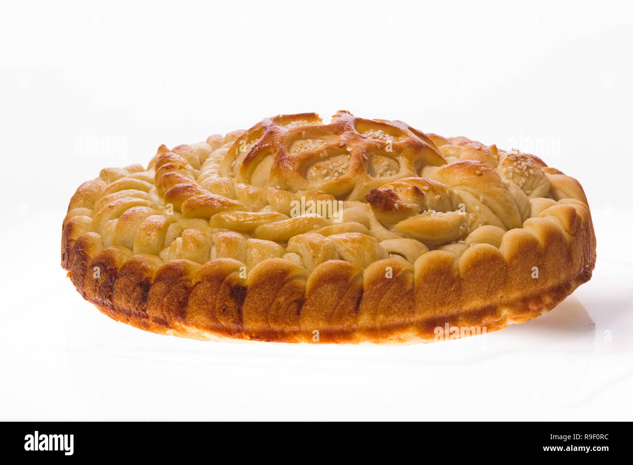 Miche de pain de blé sur fond blanc, éclairage studio Banque D'Images