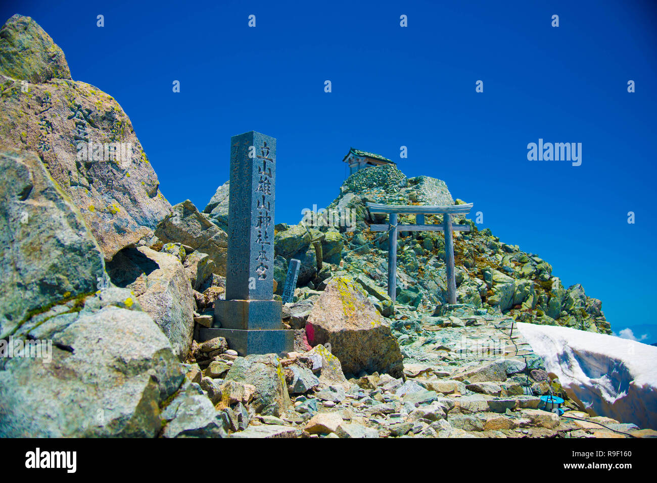 Oyama Shrine en montagne Tateyama, au Japon. Oyama Shrine est le plus haut situé à culte au Japon. Banque D'Images